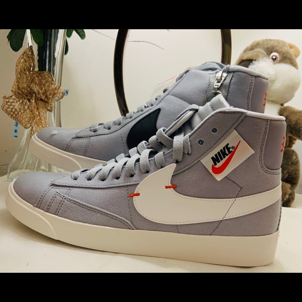 LADIES ATHLETIC SHOES